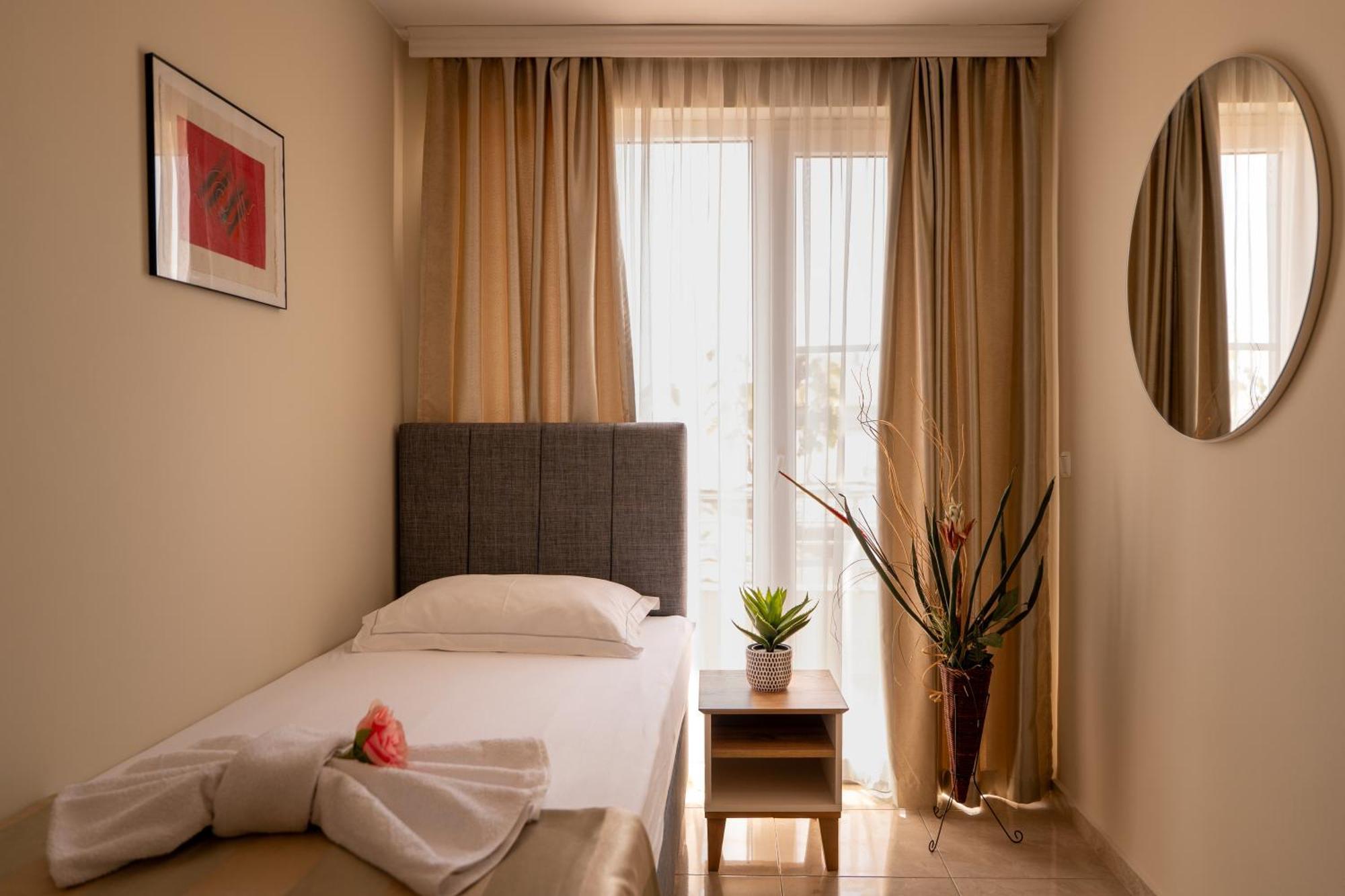 Rodos House Hotell Pomorie Exteriör bild